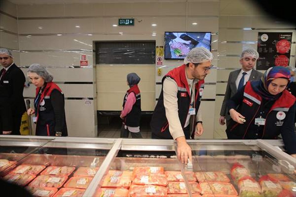 Bolu’da alış veriş merkezinde gıda satışı yapan işletmeler denetlendi