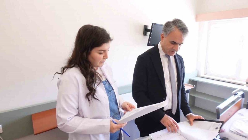 Prof. Dr. Gözel: “Gereksiz yere kullanılan antibiyotiklerin hastanın sağlığını iyileştirmekten ziyade bozabilmektedir”