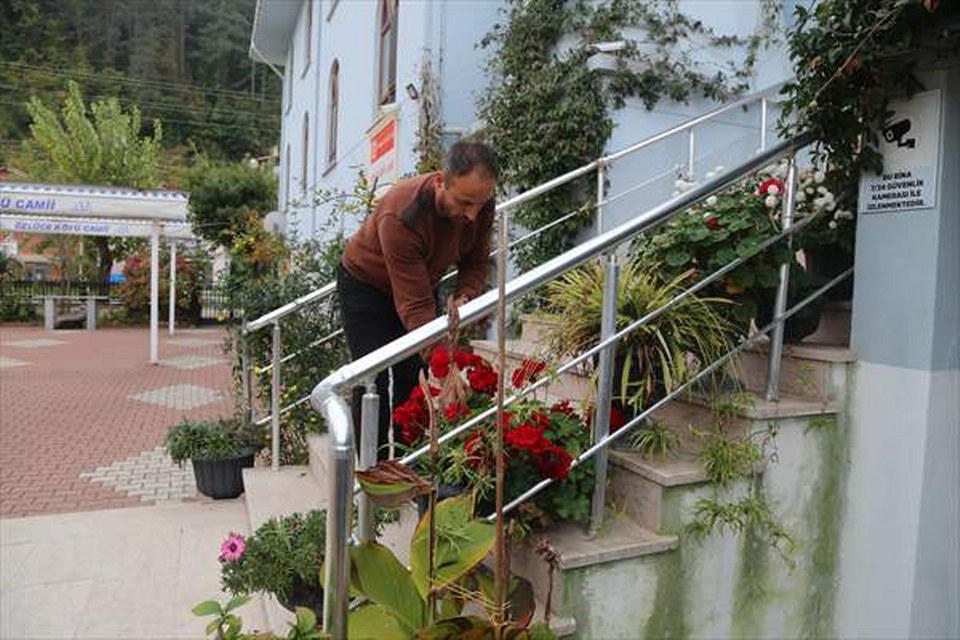 Kastamonu’da imam hatip görev yaptığı caminin çevresini ve köyü çiçeklerle donattı