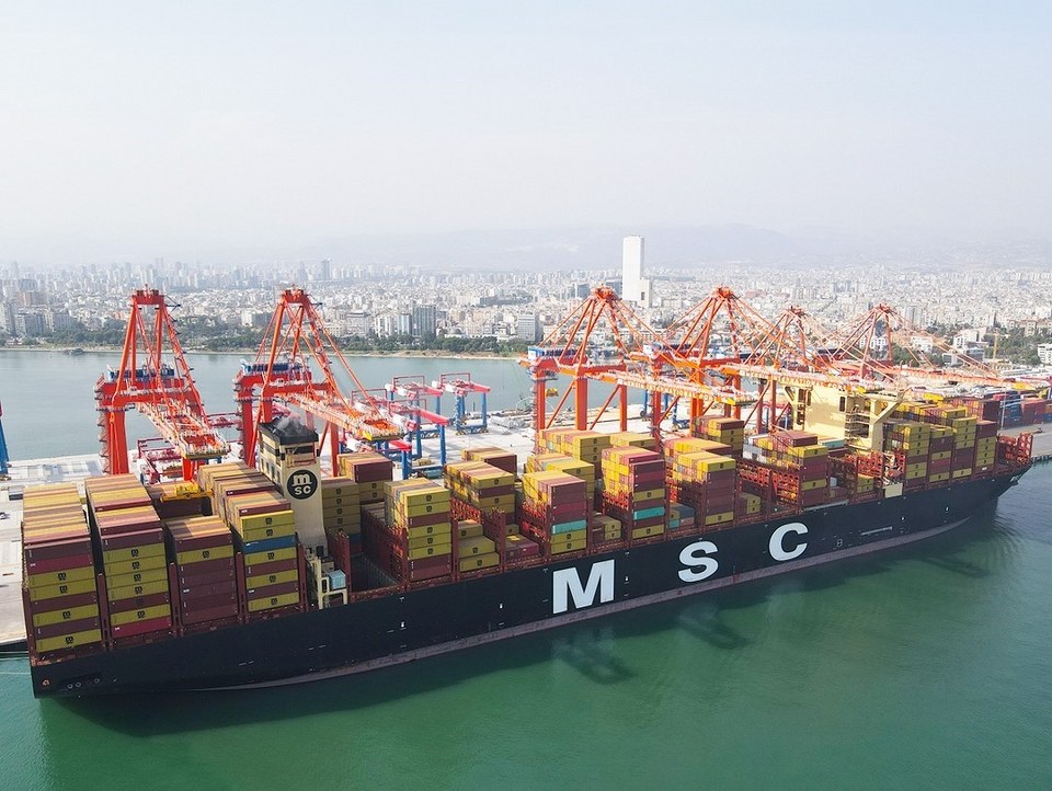 Dünyanın en büyük konteyner gemisi Mersin Limanı’na geldi