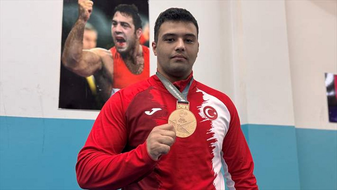 İlk kez giydiği milli formayla olimpiyat üçüncüsü olan işitme engelli güreşçi hedef büyüttü