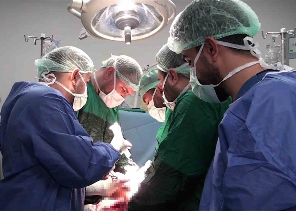 Şanlıurfa’da 25 santimetrelik dev kist ameliyatla alındı