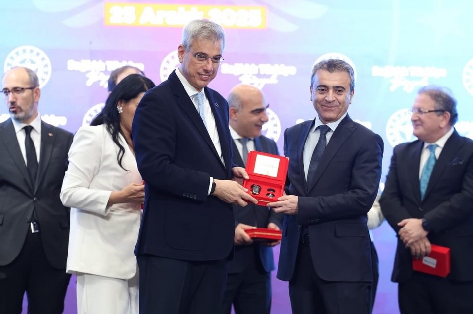 Erzurum’a gelecek ambulansları teslim alındı