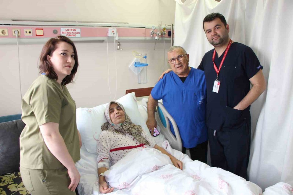 60 yaşındaki kadının şişen karnından 6 kiloluk kitle çıkarıldı