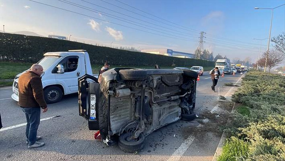 Bolu’da devrilen otomobilin sürücüsü yaralandı