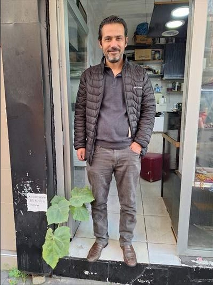 Zonguldak’ta esnaf iş yerindeki duvarın arasından çıkan fidanı büyütüyor