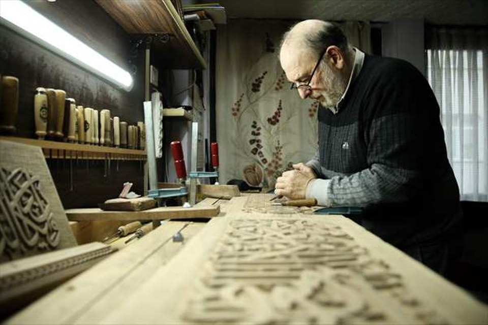 Ailesinin 100 yıldır yaptığı oymacılık bitmesin diye mesleği evinin kilerinde sürdürüyor