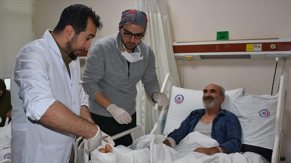 İki hastanın bacaklarından alınan kemik ve deri içeren dokular el ve ayağa nakledildi