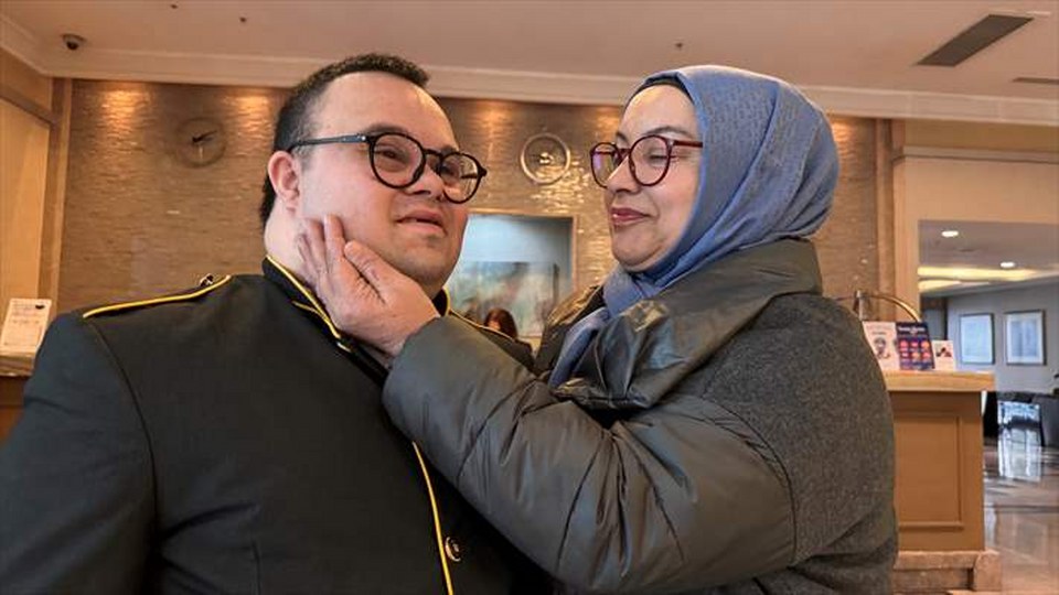 Down sendromlu Emre, güler yüzüyle çalıştığı otele renk katıyor