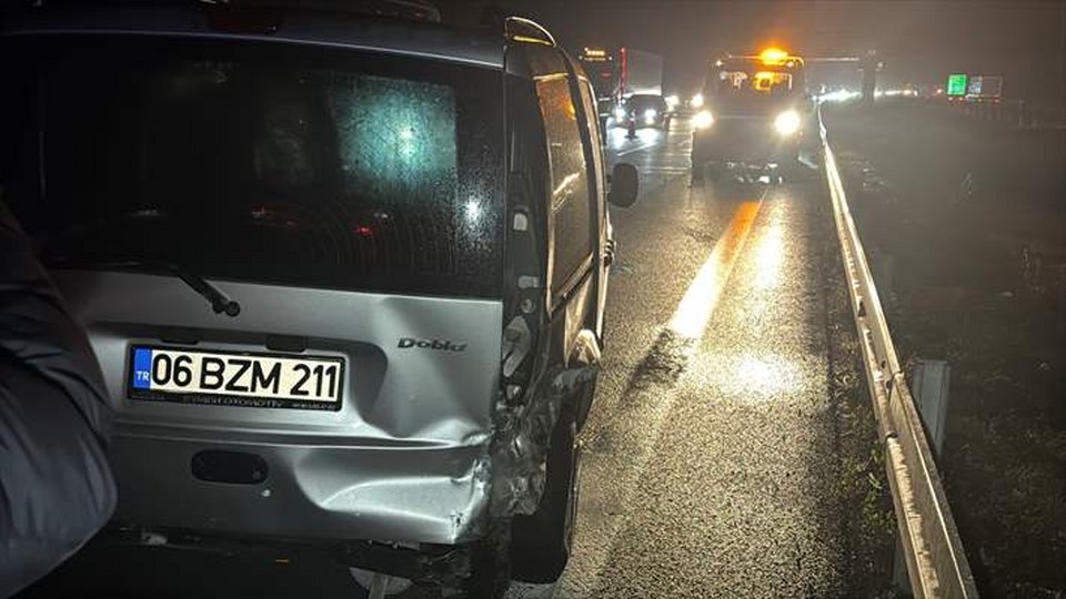Bolu’da otomobil ile hafif ticari aracın çarpıştığı kazada 9 kişi yaralandı