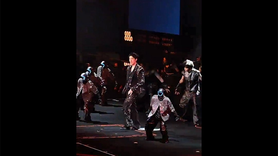 Çin’de insansı robotların konserdeki senkronize dansı şaşkınlık yarattı