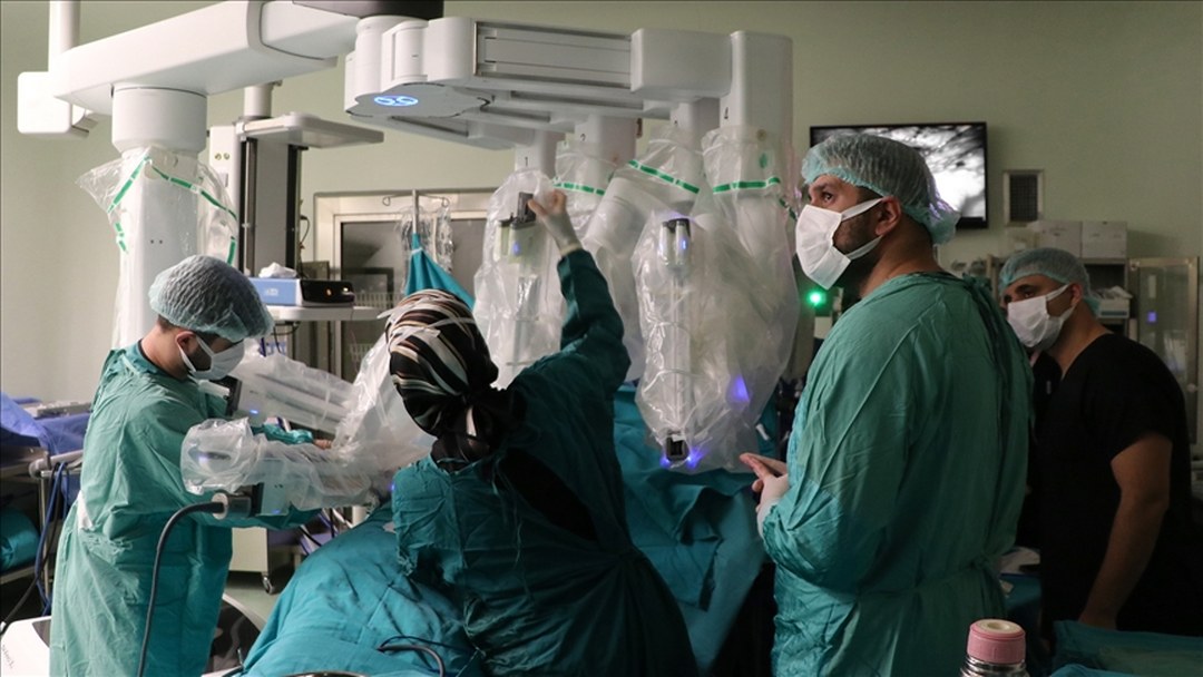 Erzurum Şehir Hastanesi’nde robotik cerrahi yöntemiyle ilk göğüs ameliyatı