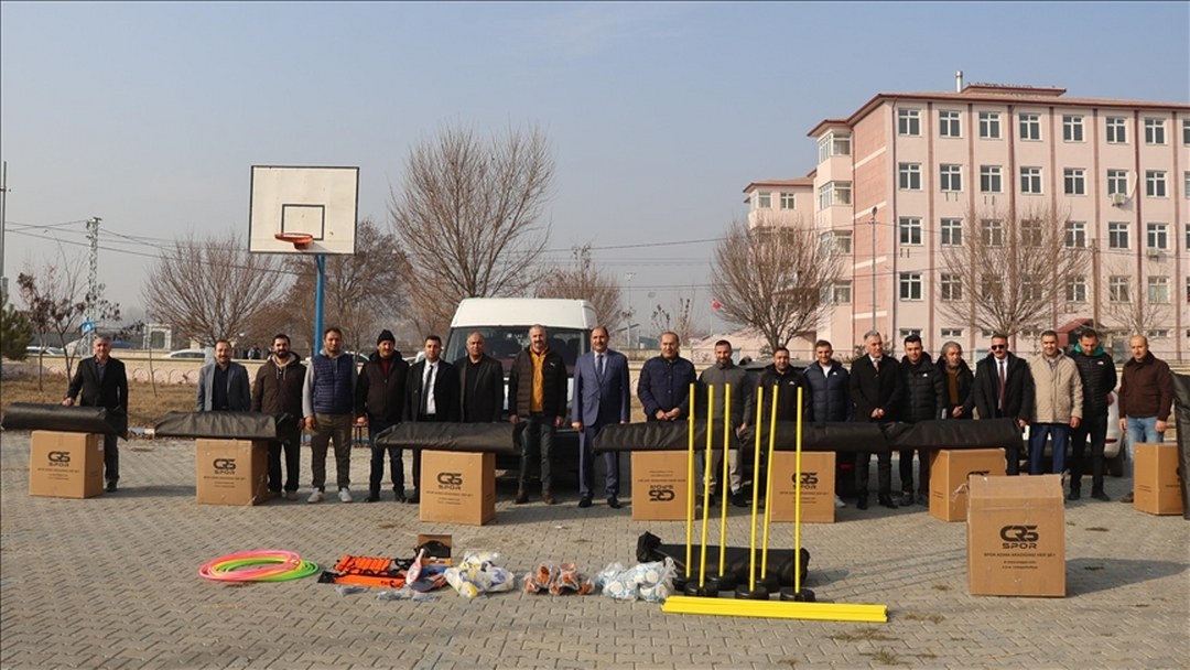 Milli Eğitim Bakanlığından Türkiye’nin en doğusundaki öğrencilere spor malzemesi desteği