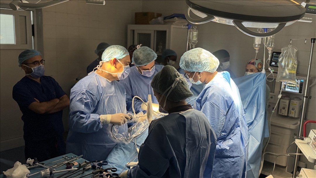 Türk hekimlerden Senegal’de kapalı yöntemle böbrek nakli