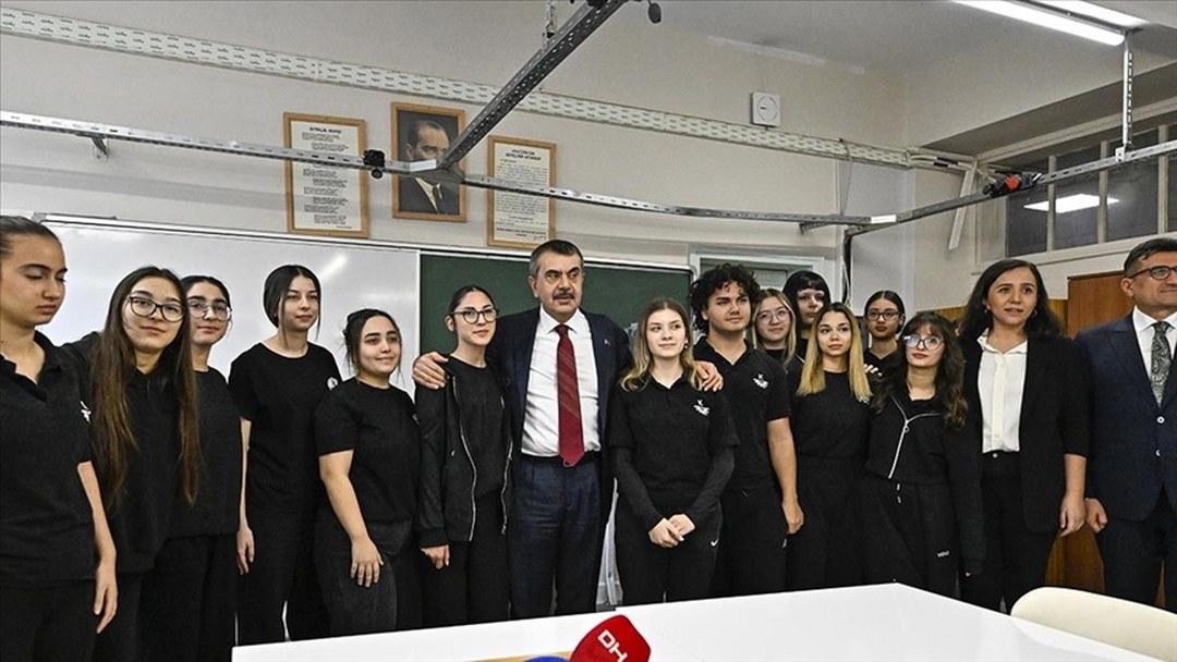 Milli Eğitim Bakanı Tekin’den Kadıköy Mesleki ve Teknik Anadolu Lisesi’ne ziyaret
