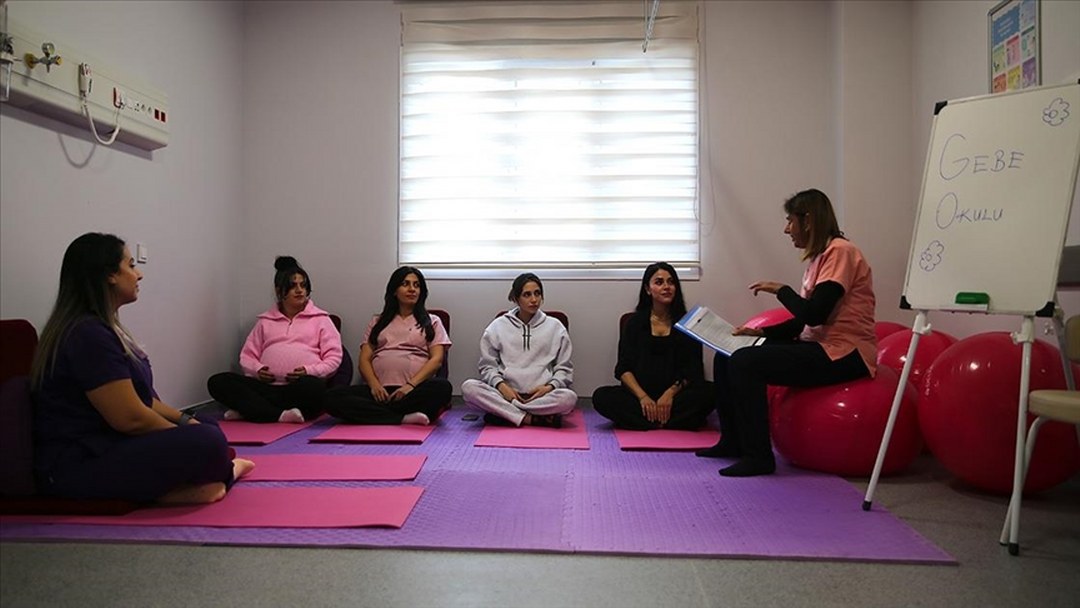 Hatay’da anne adayları doğum korkularını gebe okulundaki eğitimlerle aşıyor