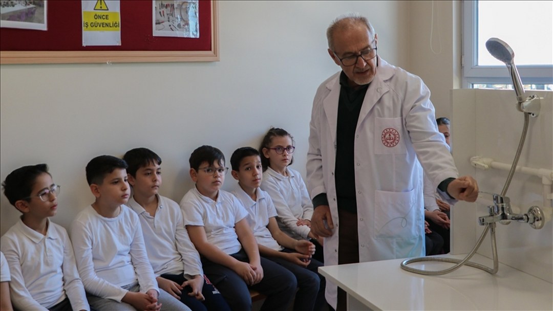 İlkokul öğrencileri “Yaşam Becerileri Atölyeleri”nde günlük hayat pratiklerini öğreniyor
