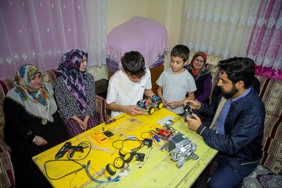 Bolu’da teknoloji meraklısı liseli genç ile köy imamı kumandalı mini araba üretti