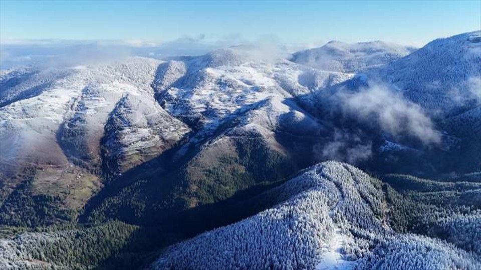 Yaralıgöz Dağı’ndaki kar ve sis dron ile görüntülendi