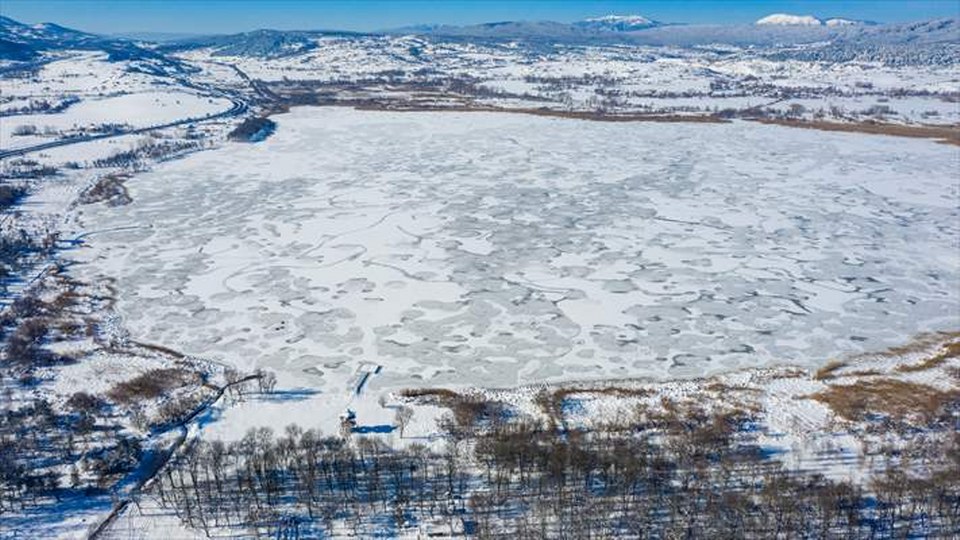 Bolu’da Yeniçağa Gölü’nün yüzeyi buz tuttu