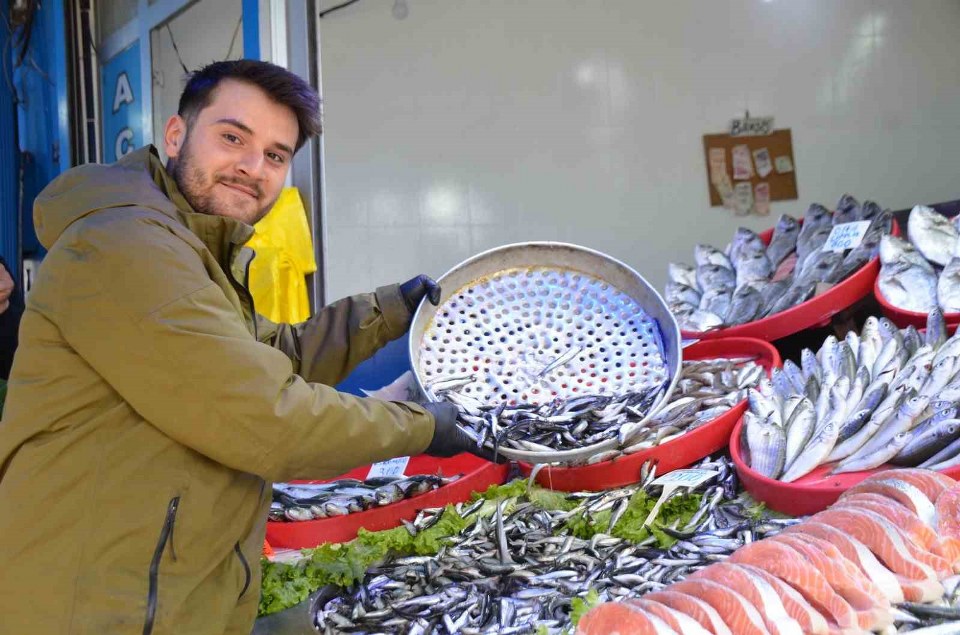 Bu yıl tezgahların yıldızı palamut yerine Karadeniz hamsisi oldu