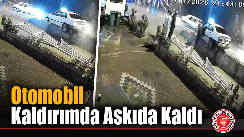 Otomobil Kaldırımda Askıda Kaldı