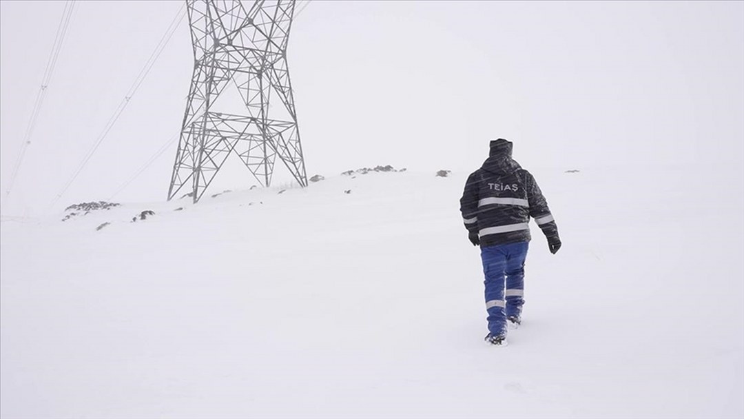 Bakan Bayraktar, kesintisiz enerji akışı için ekiplerin 7 gün 24 saat sahada olduğunu bildirdi