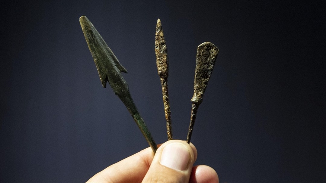 Güney Afrika’da 60 bin yıllık olduğu düşünülen zehirli ok uçları bulundu