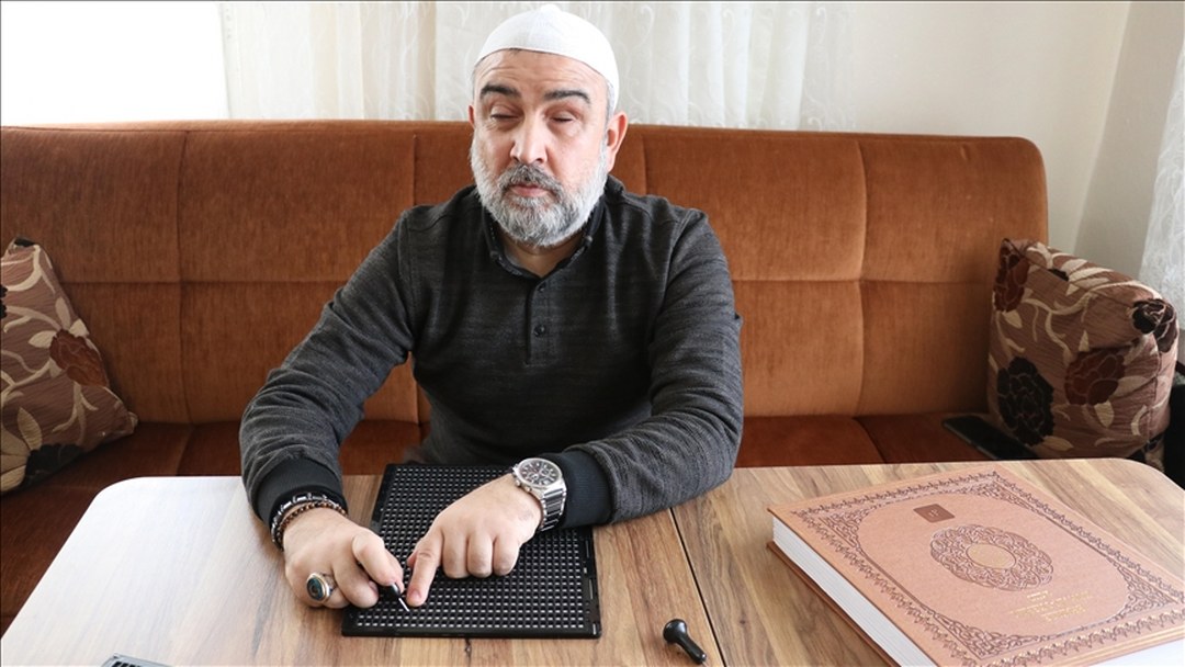 Kur’an-ı Kerim’i kasetten dinleyerek ve Braille alfabesiyle ezberledi