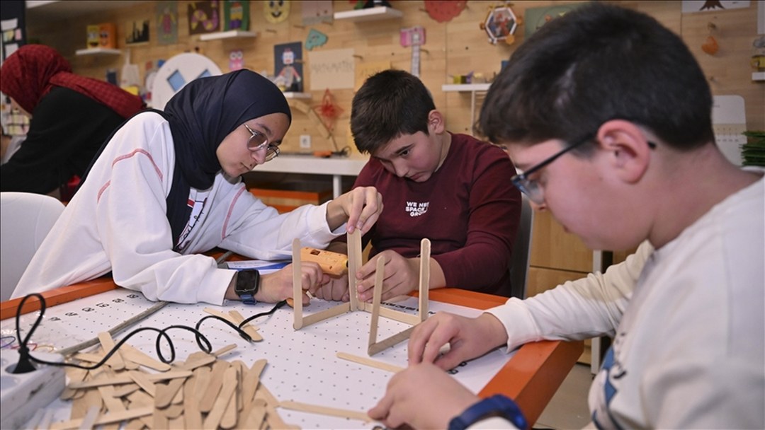 “Bilim Merkezleri Kış Akademisi”nde öğrenciler hem eğleniyor hem öğreniyor