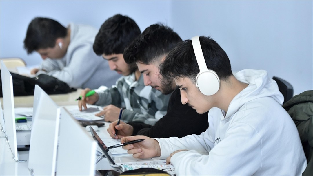 “Etüt Van Projesi”yle 4 yılda 120 bin kişi ücretsiz eğitimle sınavlara hazırlandı