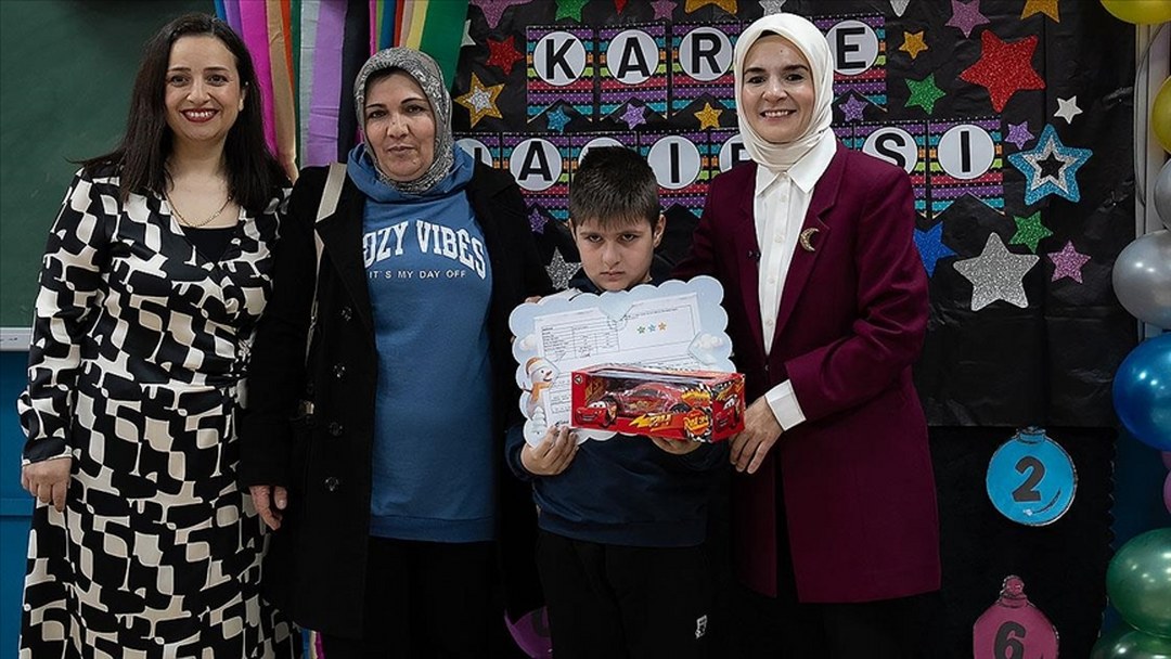 Bakan Göktaş, babası Pençe-Kilit Harekatı’nda şehit olan öğrencinin karne törenine katıldı