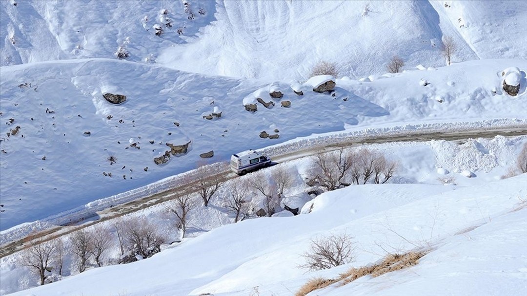 Hakkari’deki sağlıkçılar evdeki hastalarının takibini zorlu kış koşullarında yapıyor