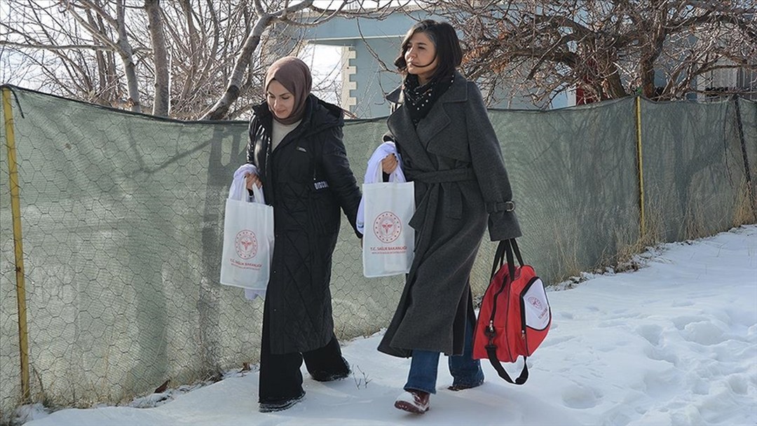 Bitlis’te sağlık ekipleri zorlu kış şartlarında vatandaşlara evlerinde hizmet veriyor