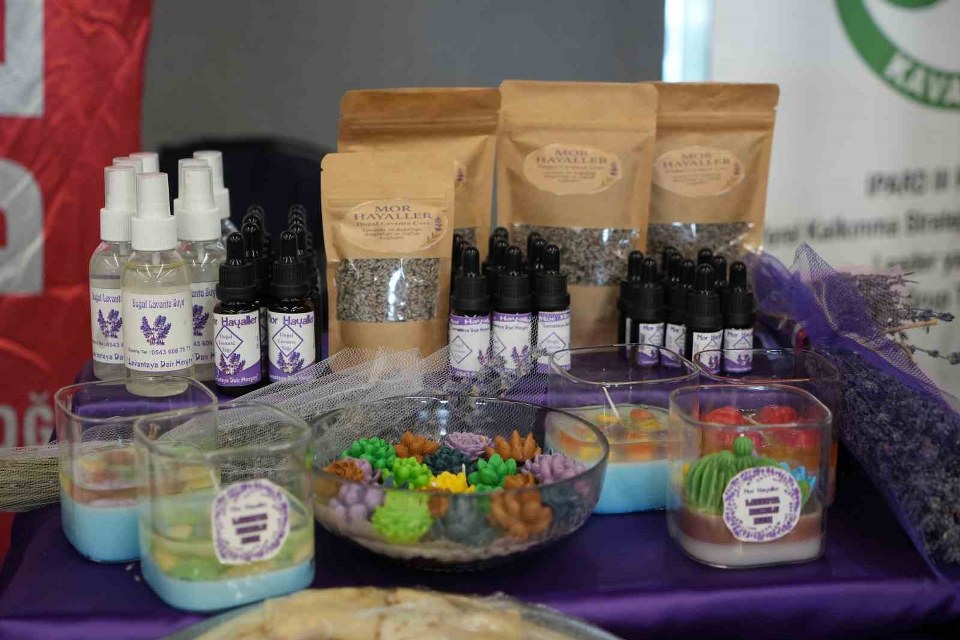 Lavanta kadınların elinde çeşitli ürünleri dönüşüyor: Yağ, mum, kolonya