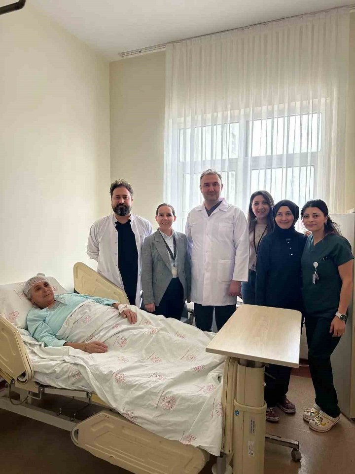 Bandırma’da 72 yaşındaki beyin tümörü hastası son teknolojiyle sağlığına kavuştu