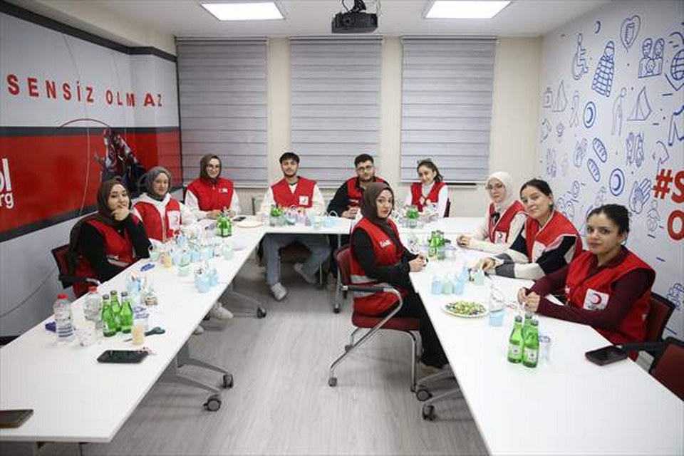 Türk Kızılay gönüllüleri teravih namazına gelen çocuklar için hediye hazırladı