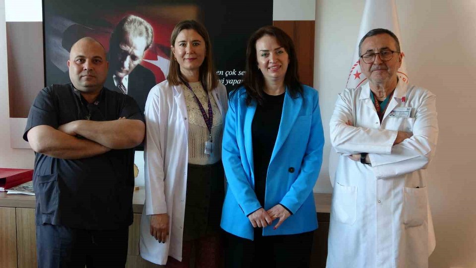 Pandemide ölümle burun buruna gelen anne doktorlarıyla buluştu