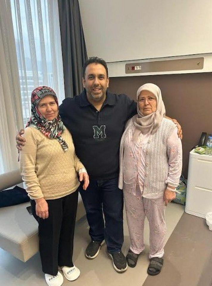 İki kız kardeş kanseri aynı gün yendi