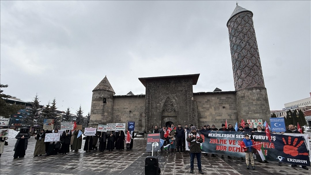 Erzurum’da sağlıkçılar Gazze için sessiz yürüyüşlerini 117. haftada sürdürdü