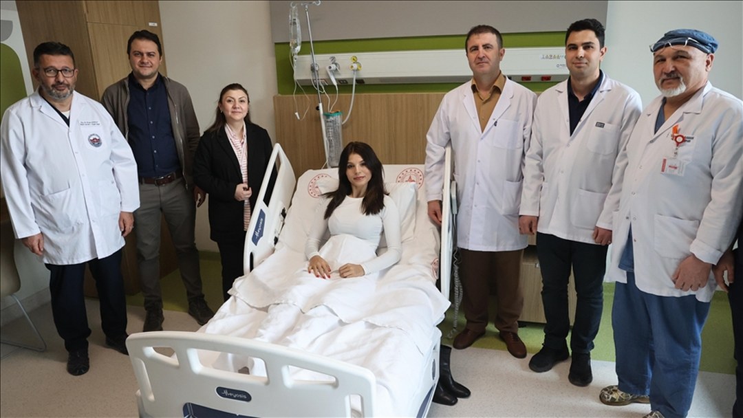 Böbrek hastası genç kıza kendi organı nakledildi