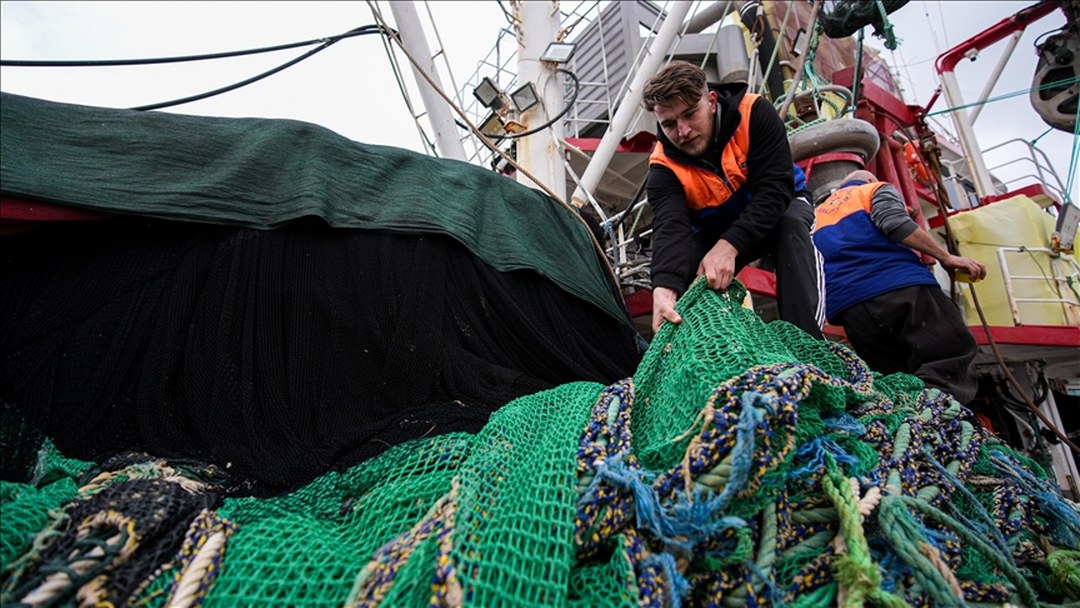 Hava koşulları nedeniyle denize açılamayan Egeli balıkçılar sezonun kalanından umutlu