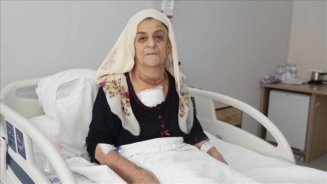 Otuz yıl ertelediği guatr ameliyatında 2 kiloya yakın kitle çıkarıldı