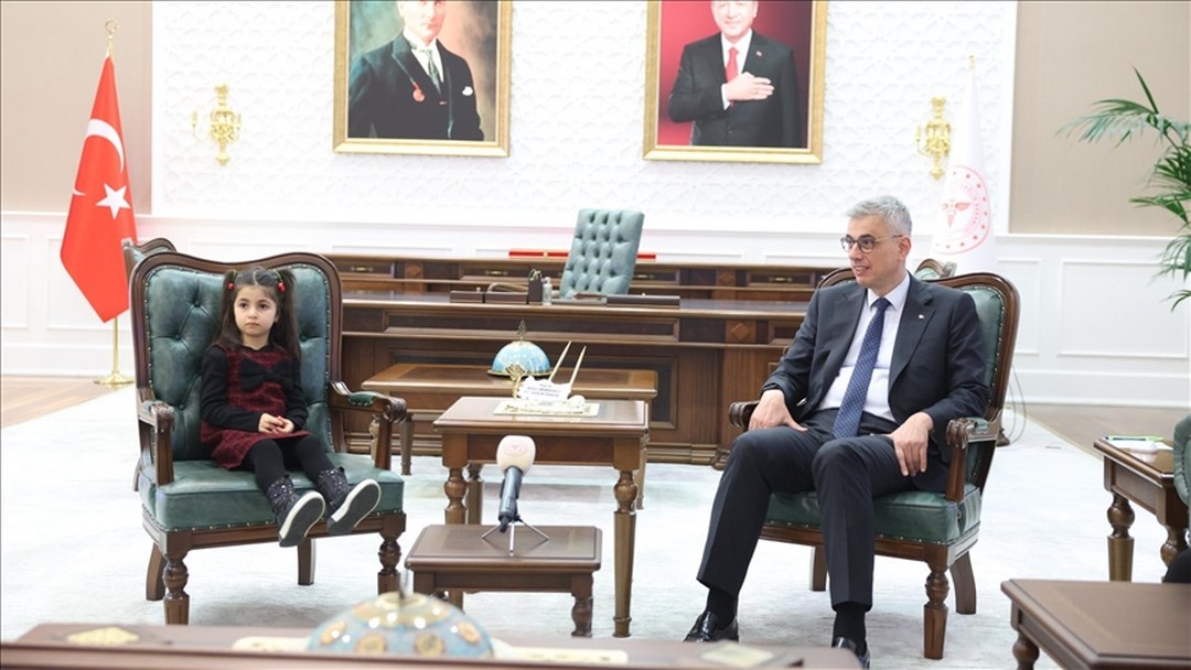 Bakan Memişoğlu, “sağlık elçisi” Doğa ve sigarayı bıraktırdığı dedesiyle bir araya geldi