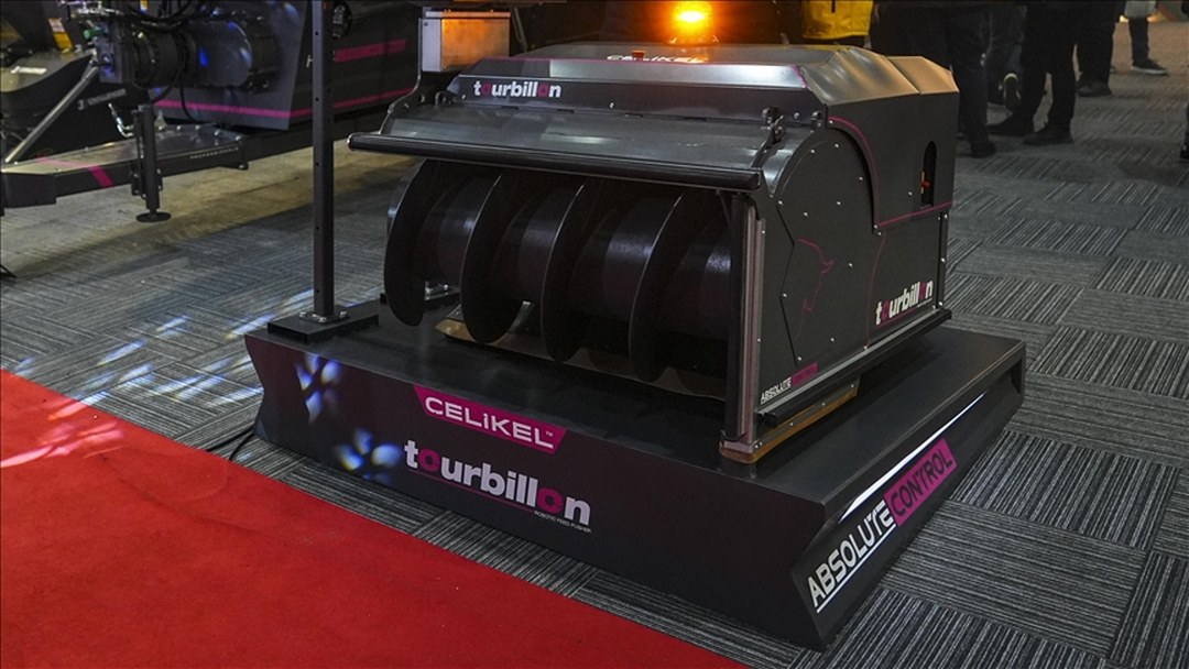 Yerli yem itme robotu çiftliklerde yem israfını azaltıp süt verimini artıracak