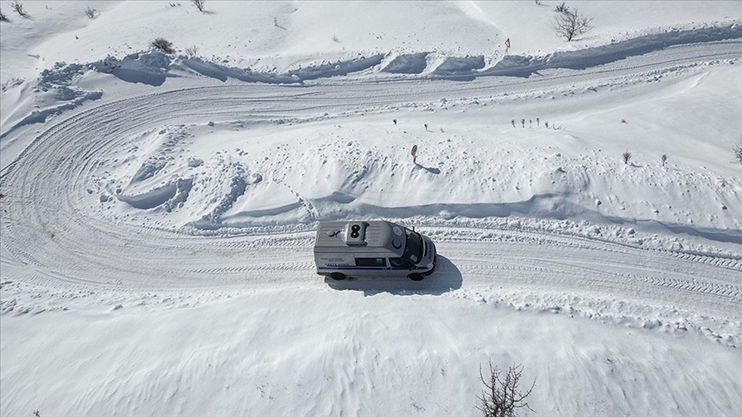 Erzincan’da evde sağlık ekipleri karlı yolları aşarak hastalara ulaşıyor