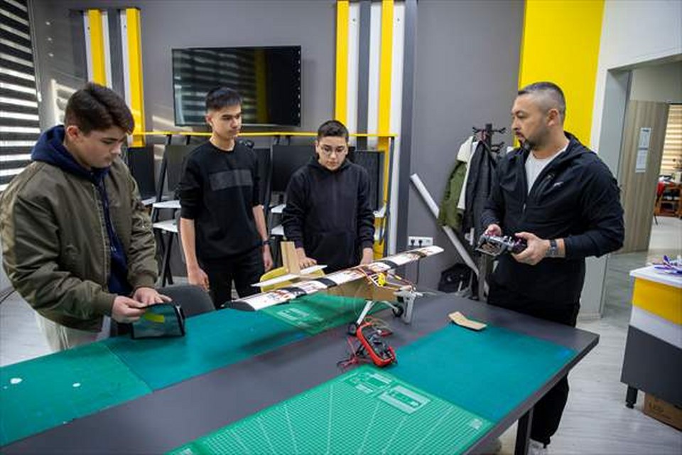 Bolu’da lise öğrencileri uçak kanatlarındaki titreşimden elektrik üreten sistem geliştirdi