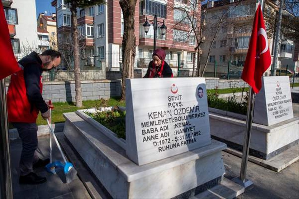 Bolu’da bayram öncesi şehit mezarlarının bakım ve temizliği yapıldı