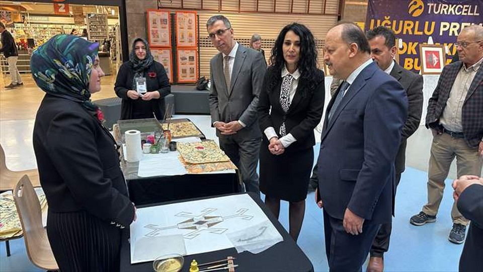 Kastamonu’da “Sanatın Diliyle Değerlerimiz” tezhip, hat ve ebru sergisi açıldı