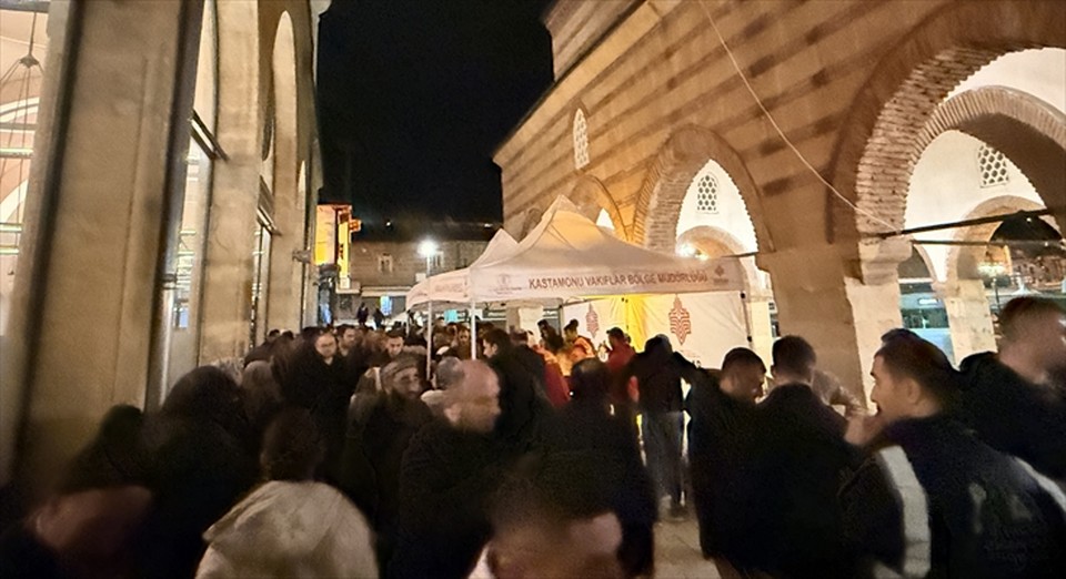 Kastamonu Vakıflar Bölge Müdürlüğü 4 ilde 5 bin kişiye salep ikram etti